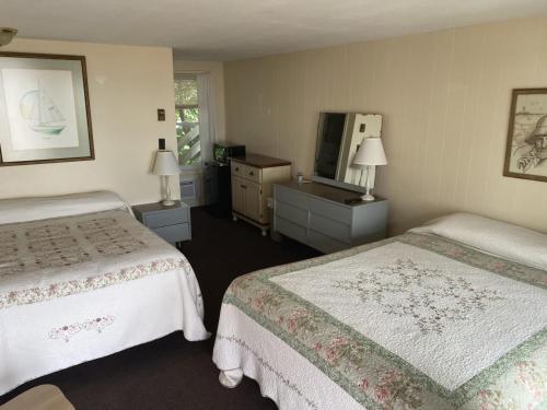Room 6, queen/double bed, ground level
