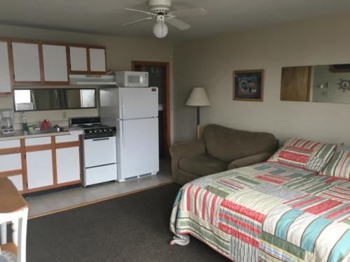 Kitchen 27, studio unit; queen bed, twin pull-out