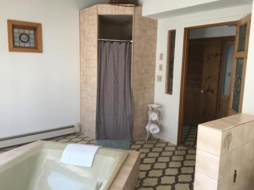 Jacuzzi Suite, jetted tub