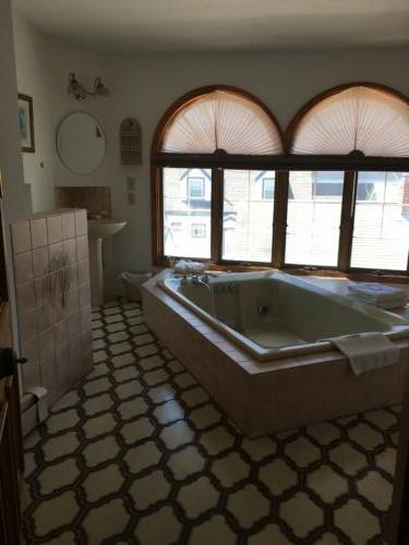 Jacuzzi Suite, jetted tub
